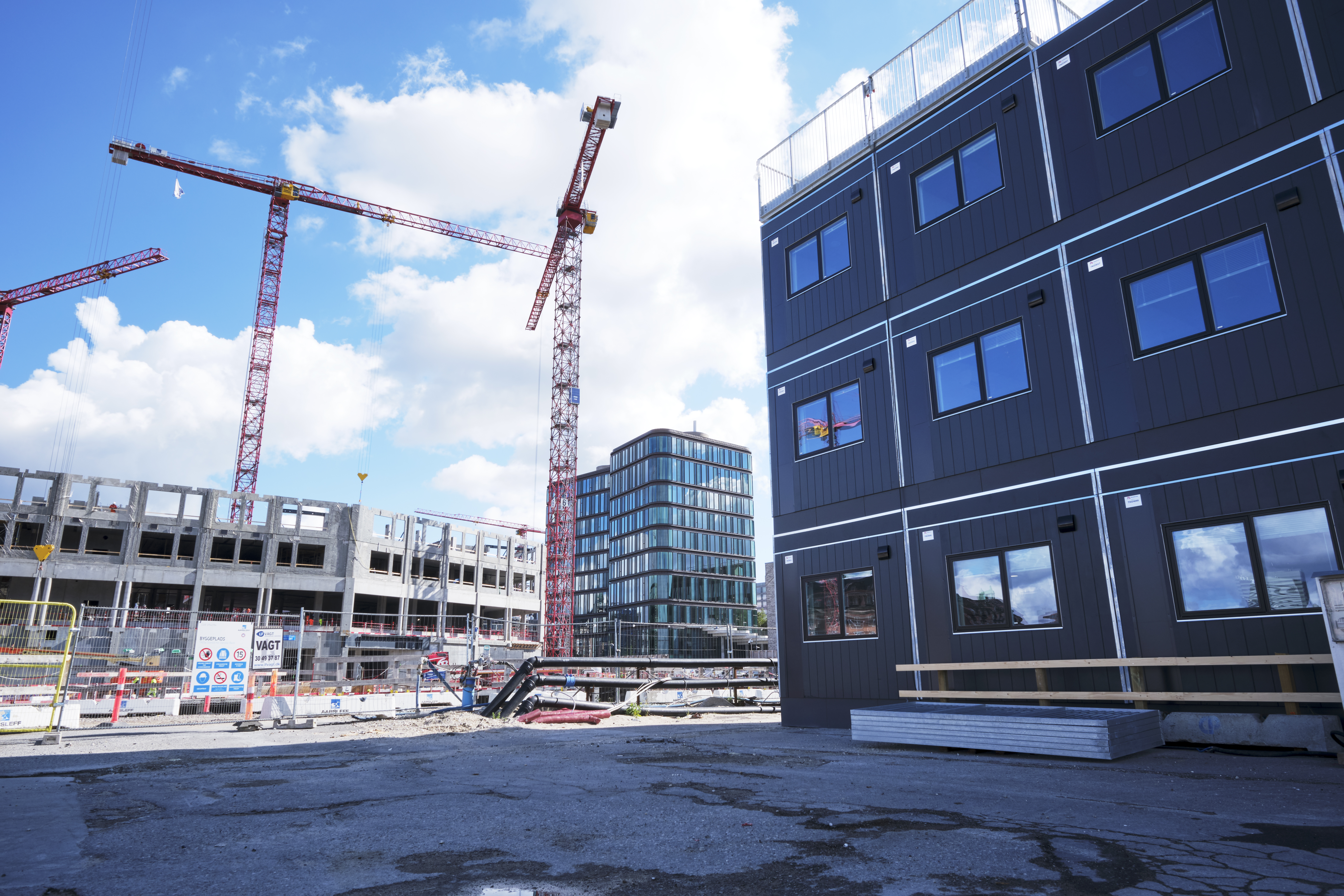 Modulbyggeri/skurby i tre etager og med terrasse