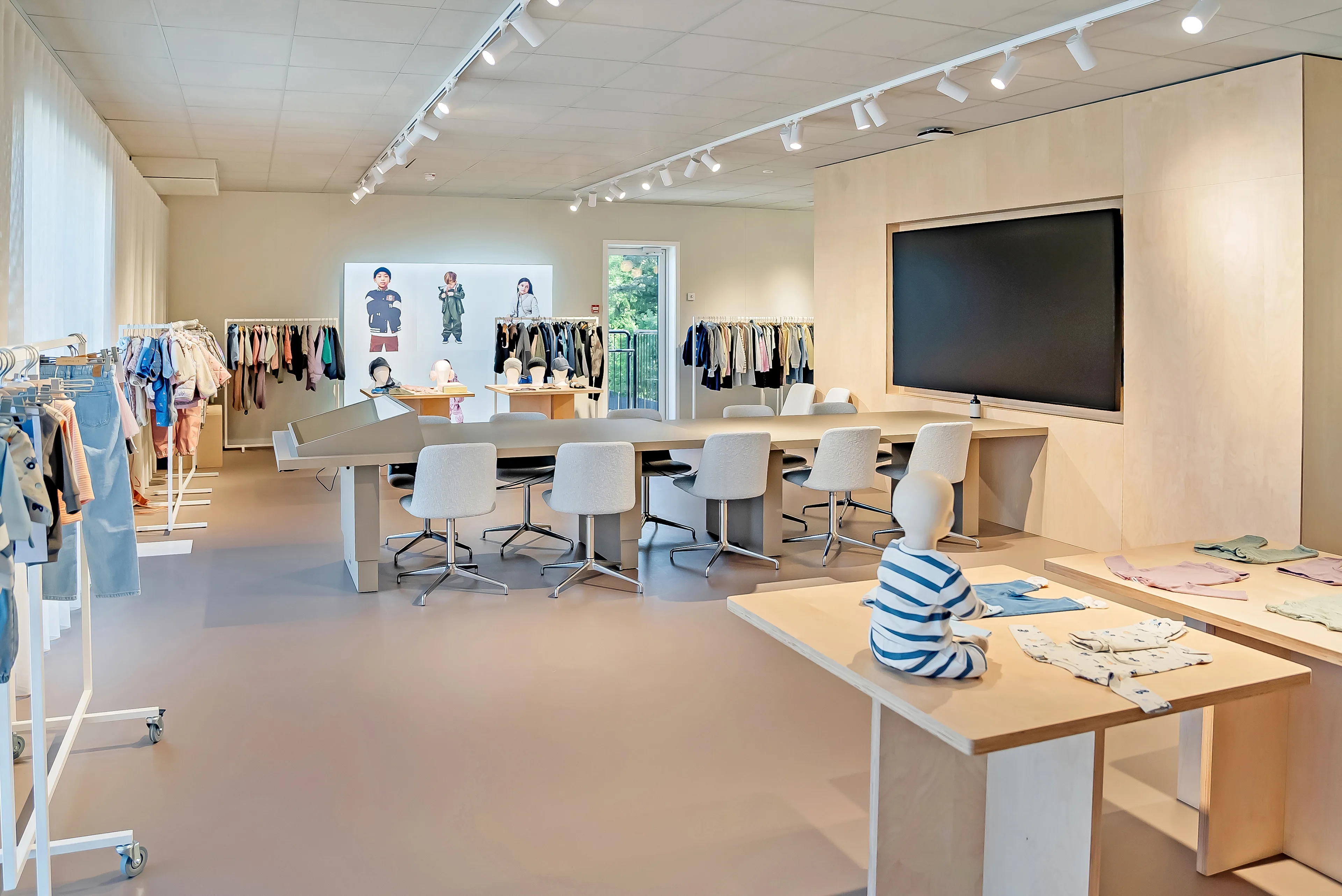 Kontor og showroom med plads til medier