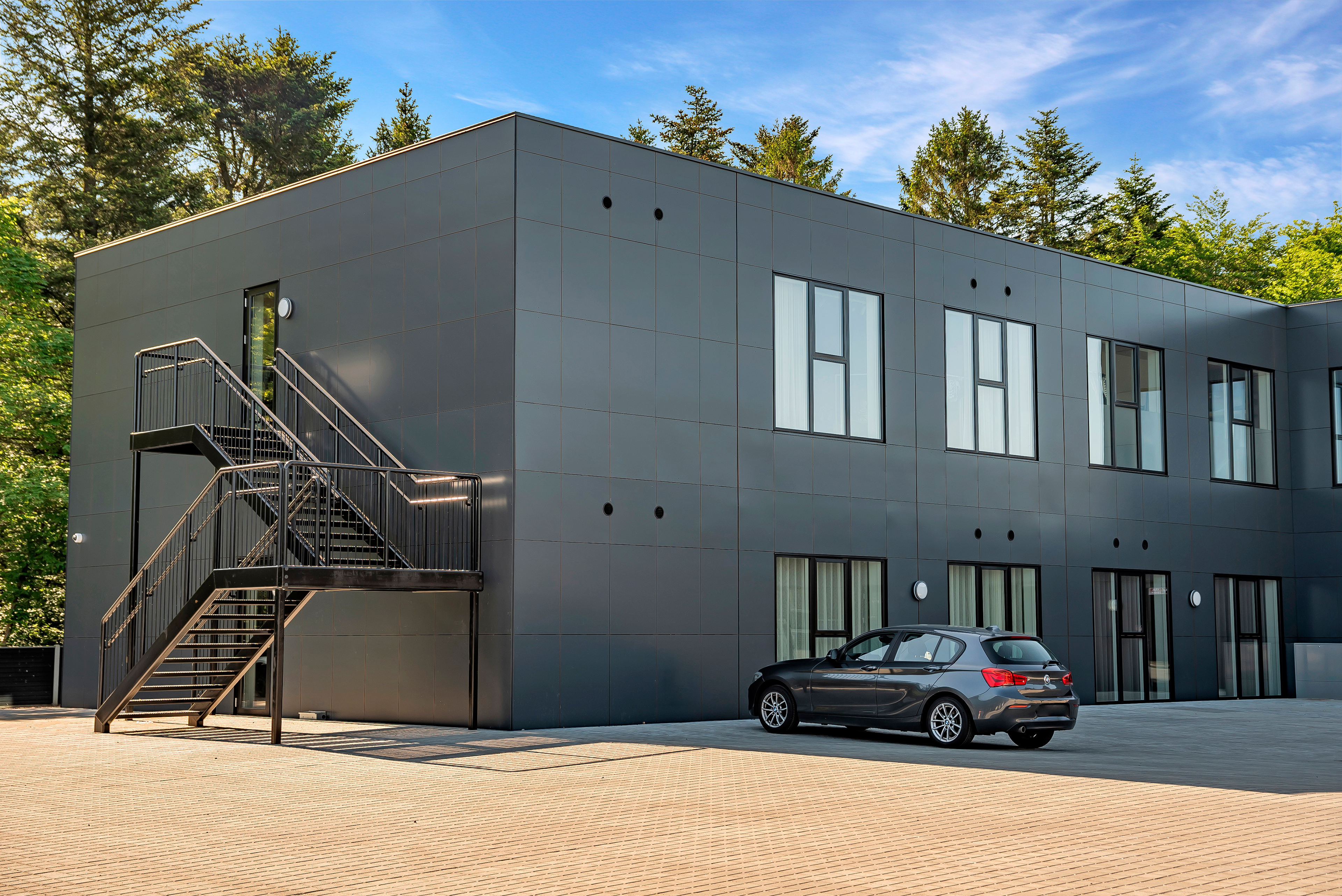 Modulbyggeri Kontor Og Showroom Udenomsareal Med Parkeringsmuligheder